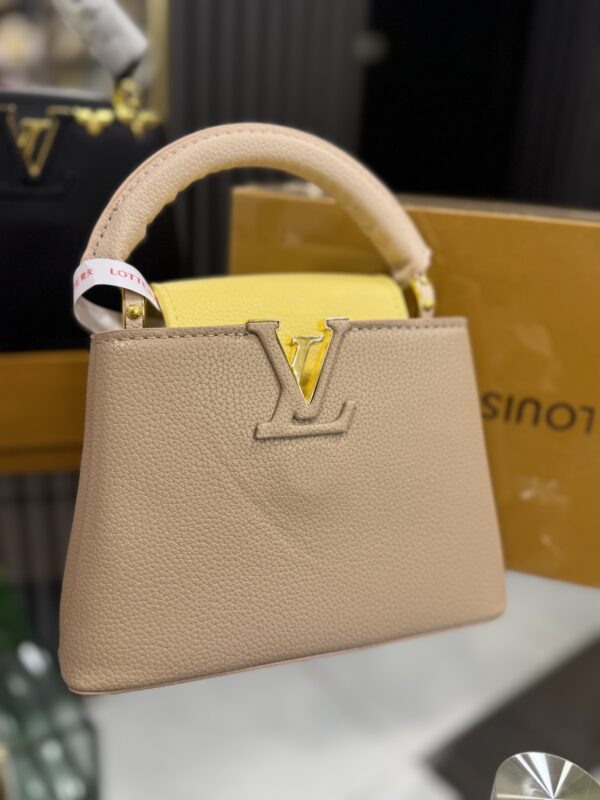 ⁦Original Leather Louis Vuitton Bag⁩ - الصورة ⁦3⁩