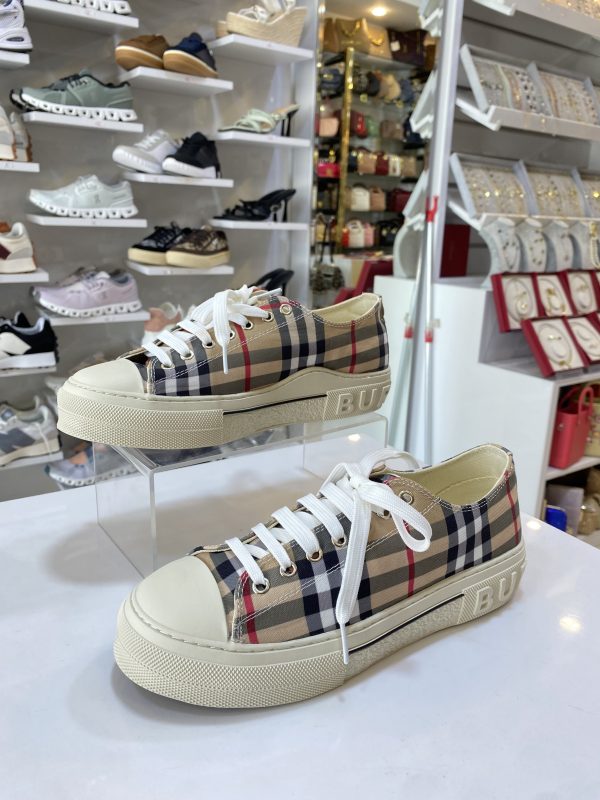 ⁦Burberry Shose⁩ - الصورة ⁦2⁩